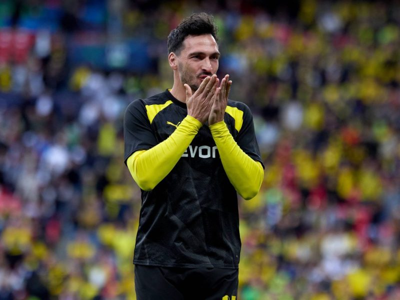 Mats Hummels richtet sich während der Partie Borussia Dortmund - Eintracht Frankfurt an die BVB-Fans. Der Ex-Star liefert eine besondere Botschaft.