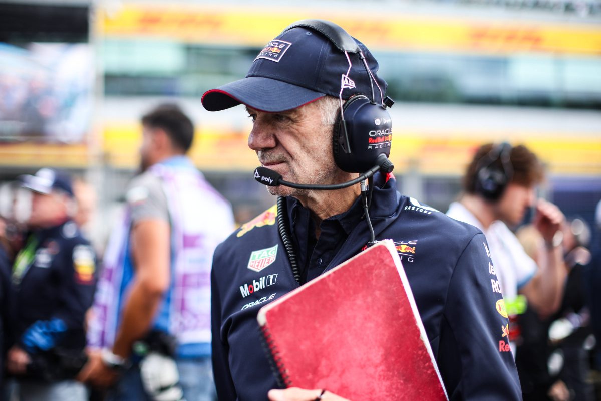 Lange wurde um die Zukunft von Star-Ingenieur Adrian Newey spekuliert. Jetzt scheint eine Entscheidung gefallen zu sein. Er bleibt in der Formel 1!