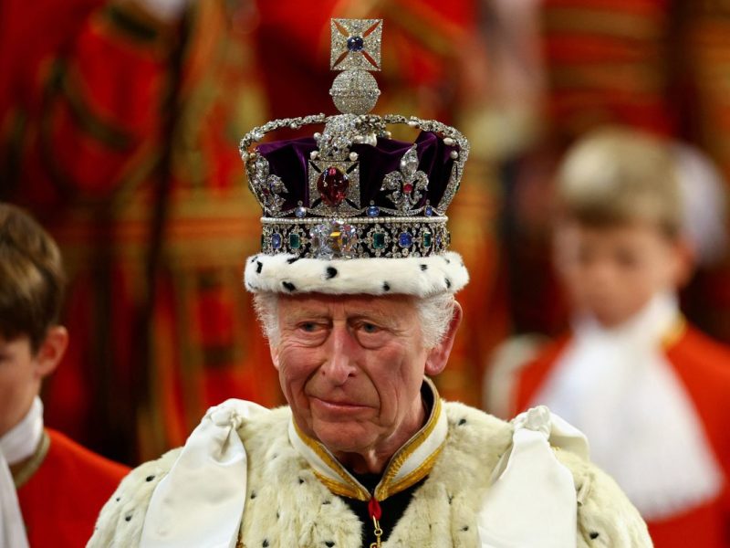 König Charles III. ist seit seiner Krebsdiagnose wie ausgewechselt. Jetzt greift der König vor allem bei IHM hart durch...