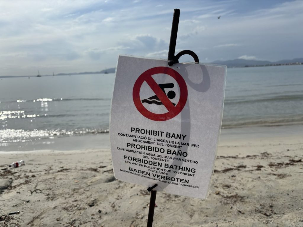 Vor diesem Schild an der Playa standen die Menschen, die Urlaub auf Mallorca machten, seit dem Sturm immer wieder.