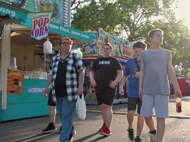 Bürgergeld-Empfängerin Carmen lässt es sich mit ihren Jungs auf der Kirmes gut gehen.
