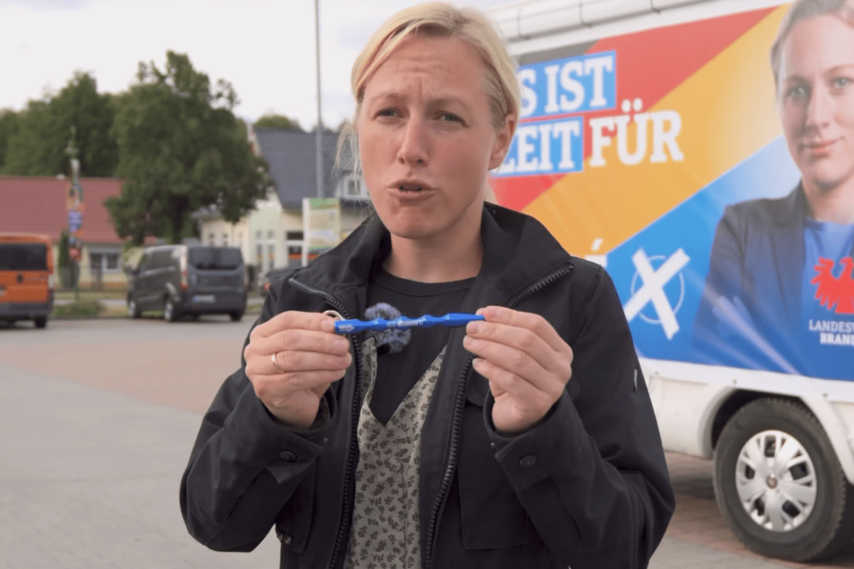 Brandenburg-Wahlkampf: AfD-Politikerin verteilt Waffen.