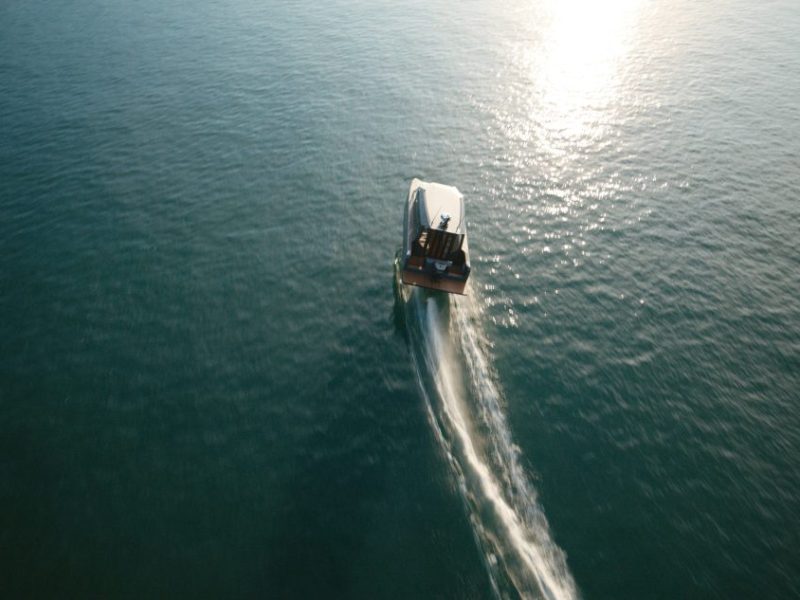 Ein Speedboat auf einer blauen See