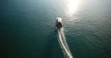 Ein Speedboat auf einer blauen See