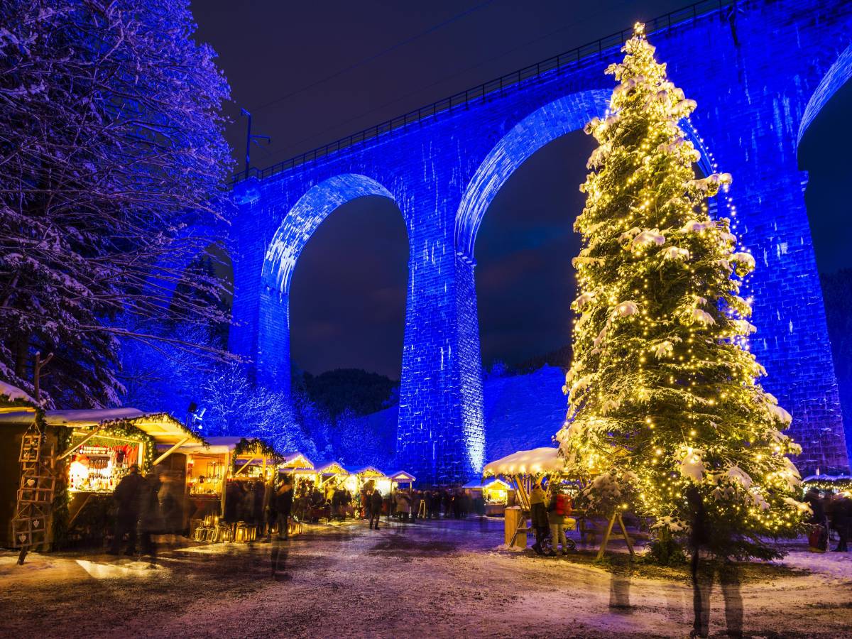 Beleuchtete Brücke hinter Weihnachtsbaum