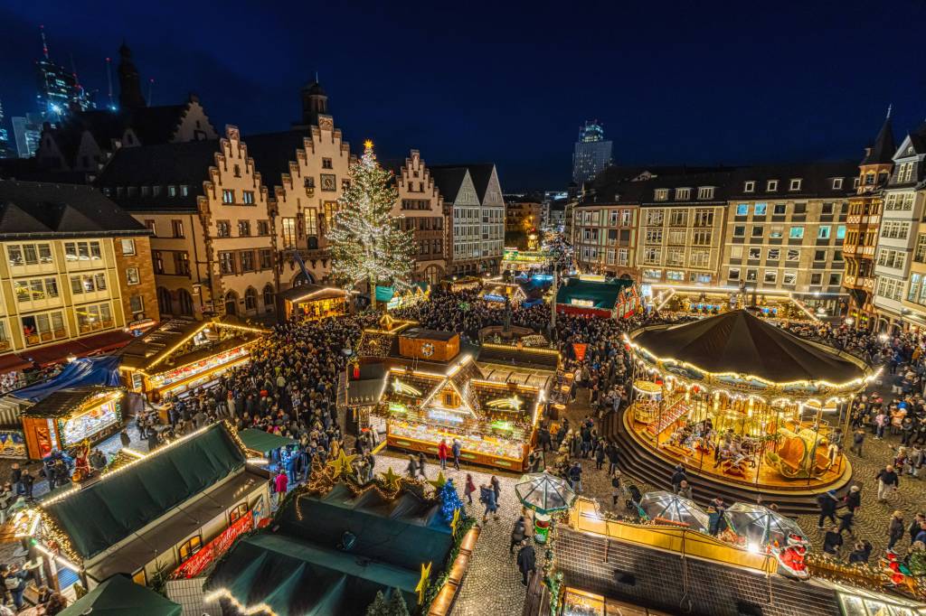 Leuchtender Weihnachtsmarkt mit Karussell