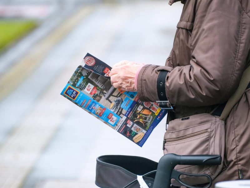 Werbeprospekte von Aldi ,Kaufland und Co. werden kritisiert