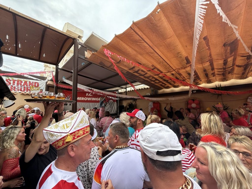 Mittwochs steht dann der Frühschoppen an. Früher im Hotel "Dunas Blancas". Heutzutage im "Münchner Kindl".