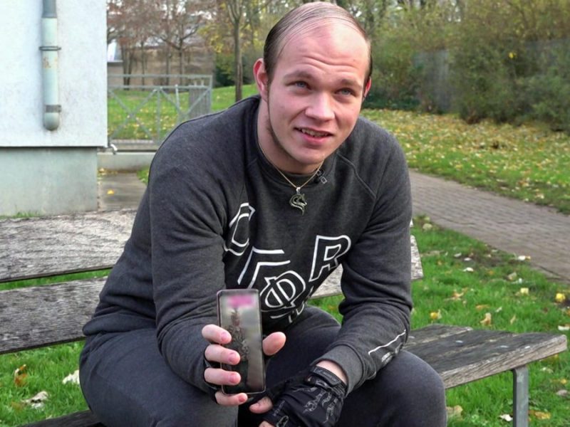 Dominik (23) fühlt sich wegen seines Haarausfalls unwohl. Eine Haartransplantation könnte Abhilfe schaffen, doch die Kosten sind zu hoch.