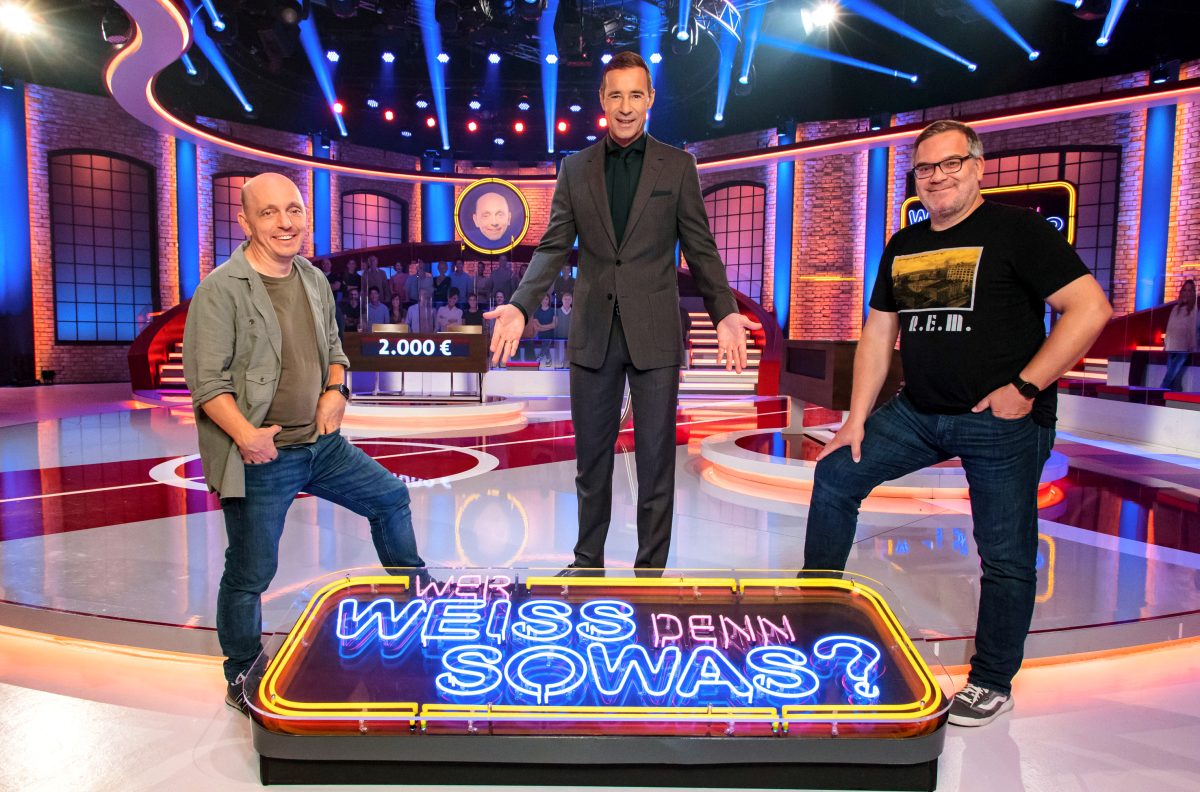 Ab Montag läuft wieder "Wer weiß denn sowas?" mit Kai Pflaume, Elton und Bernhard Hoëcker im TV.