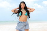 Elsa Latifaj in Bikini-Top und Shorts am Strand