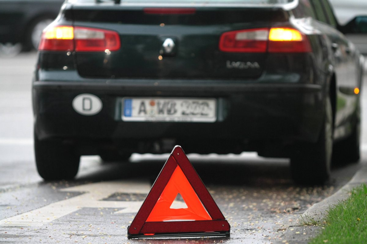 Im Straßenverkehr darf der Warnblinker nicht oft genutzt werden. (Symbolfoto)