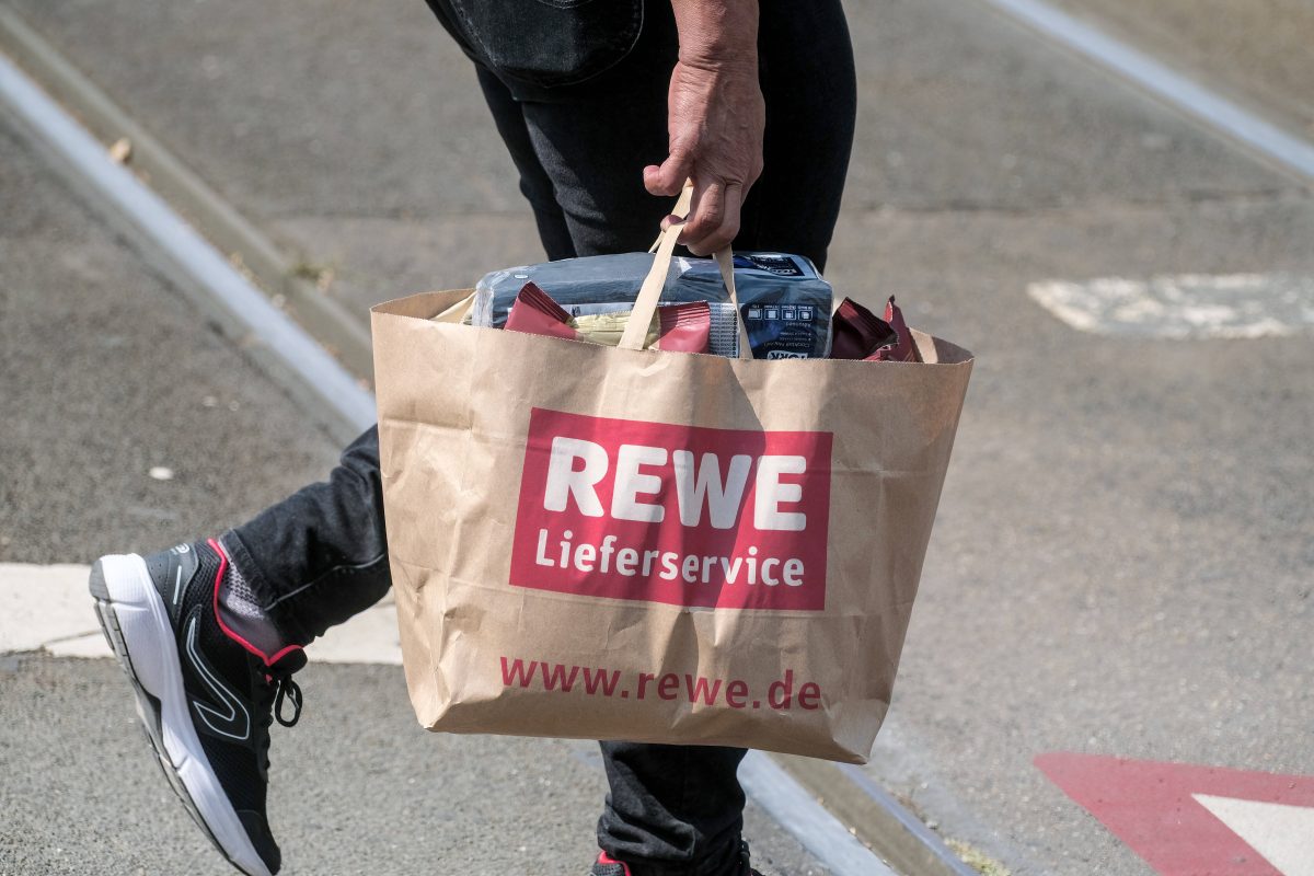 Bei diesem Anblick musste der Rewe-Kunde gleich zweimal hinschauen. Nach seinem Einkauf erwartete ihn eine ungeahnte Überraschung.