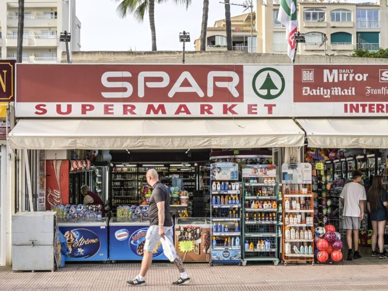 Symbolbild. An der Playa de Palma auf Mallorca reiht sich ein Supermarkt an den anderen.