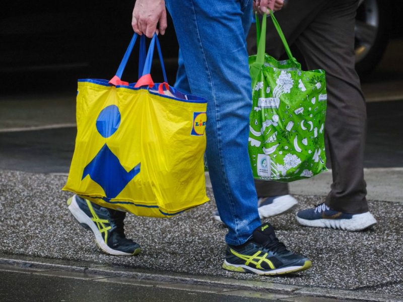 Ein Tourist aus dem Ausland war fassungslos, als er an der Kasse von Aldi und Lidl stand. Der Grund war die Kassiererin selbst.