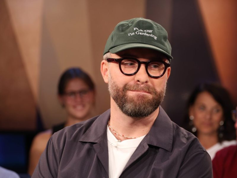 Mark Forster erhält nach „The Voice of Germany” die Nachricht.