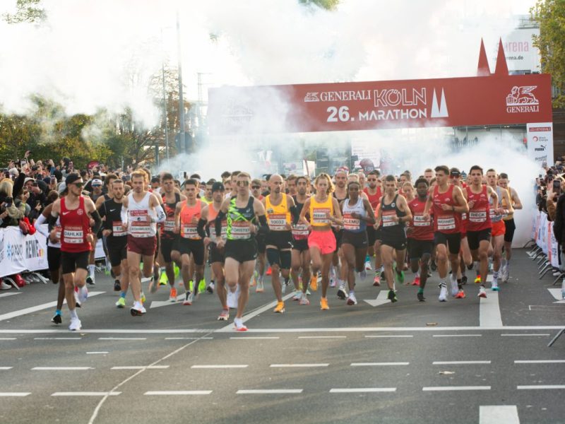 Eine unglaubliche Geschichte aus NRW! Beim Köln Marathon wird es für eine Teilnehmerin erst dramatisch und dann doppelt schön.