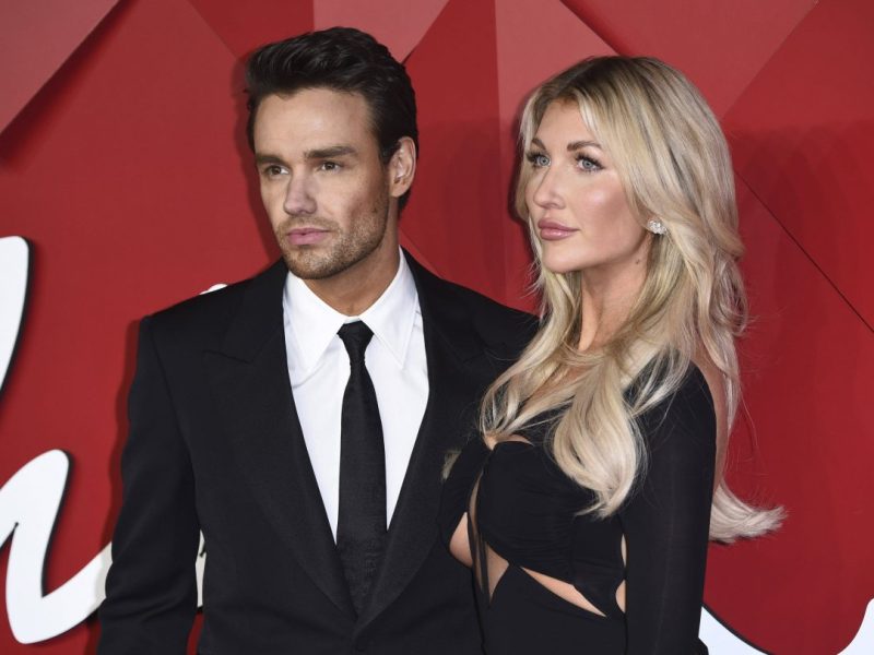 Der plötzliche Tod von Liam Payne schockiert die Welt weiterhin. Jetzt äußert sich die Freundin des verstorbenen „One Direction“-Sängers.