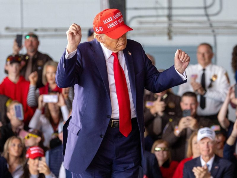 Donald Trump will Wähler mit Migranten-Hetze für sich gewinnen.