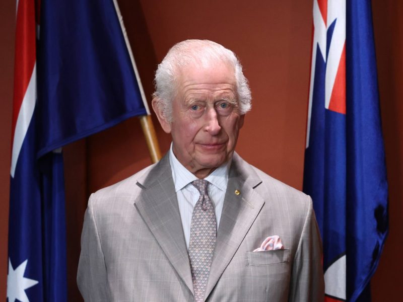 König Charles und Camilla befinden sich derzeit in Australien. Warum das königliche Ehepaar nun ihre Reise pausieren muss, erfährst du hier.