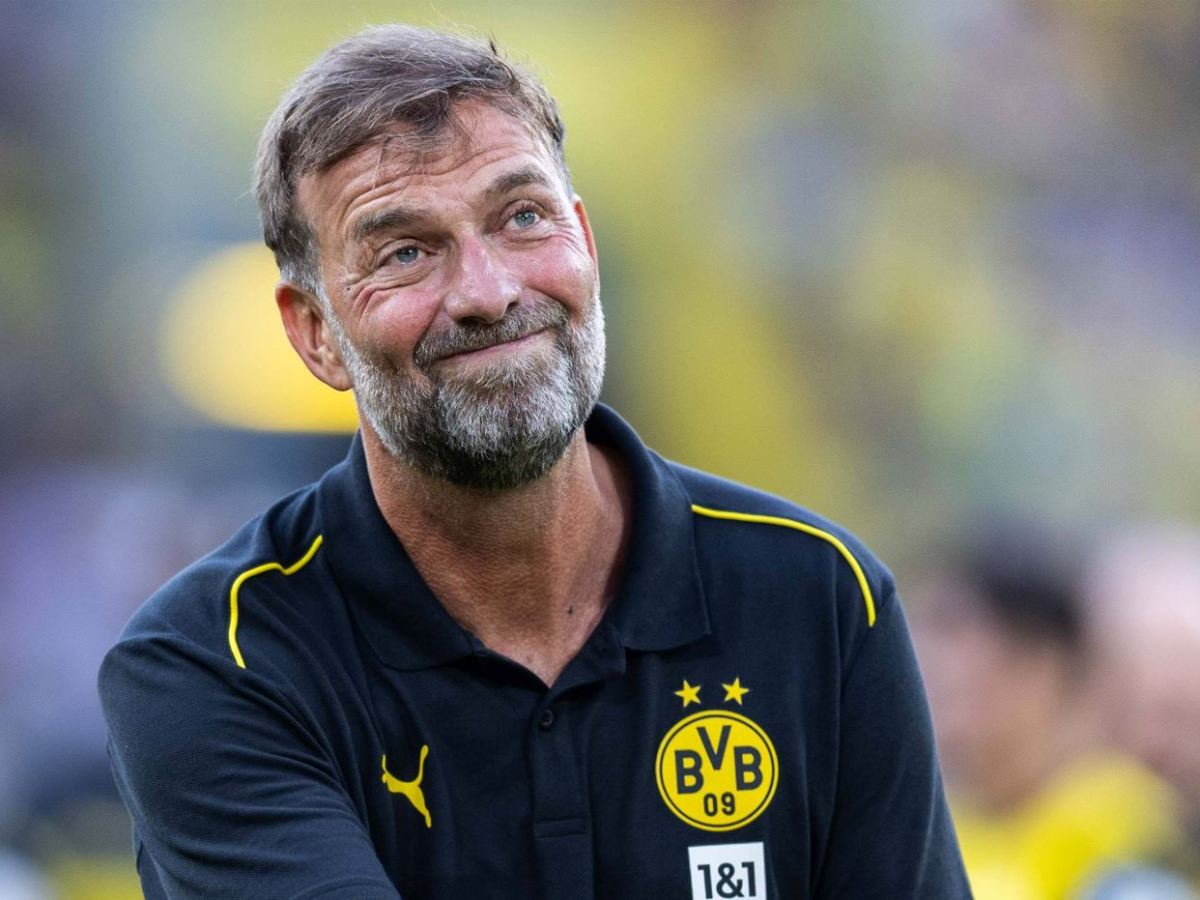 Jürgen Klopp verneigt sich vor den Fans von Borussia Dortmund, ehe er bei Red Bull unterschrieb.