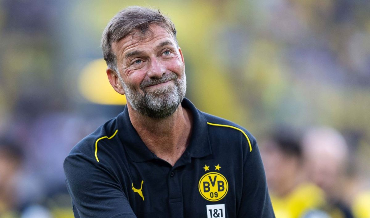 Jürgen Klopp verneigt sich vor den Fans von Borussia Dortmund, ehe er bei Red Bull unterschrieb.