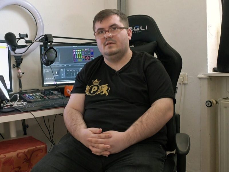 Bürgergeld-Empfänger Pascal hat einen neuen Job. Doch auf die Unterstützung vom Amt will er nicht verzichten.