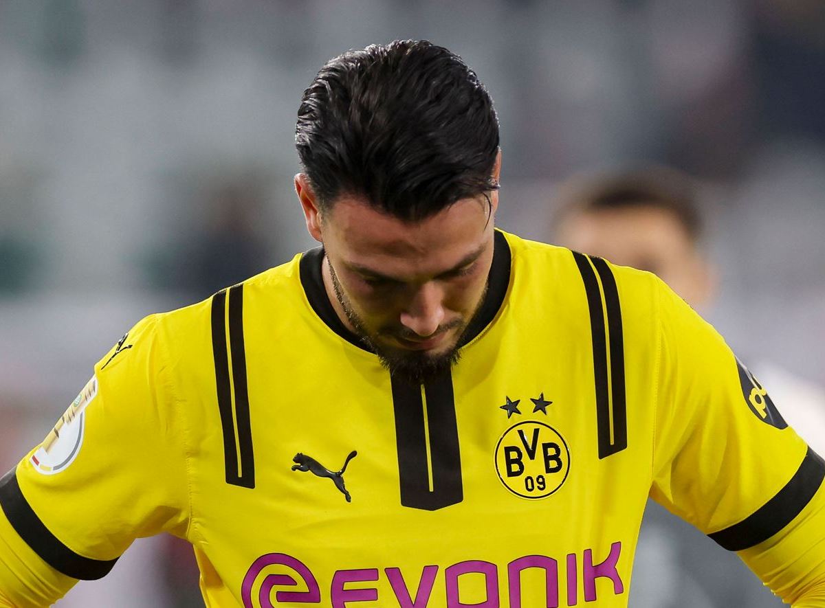 Ramy Bensebaini senkt nach der Pokal-Niederlage von Borussia Dortmund beim VfL Wolfsburg enttäuscht den Kopf.