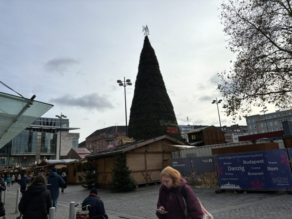 Hier kannst du den Weihnachtsbaum in Dortmund sehen, welcher (noch) nicht eingeschaltet ist.