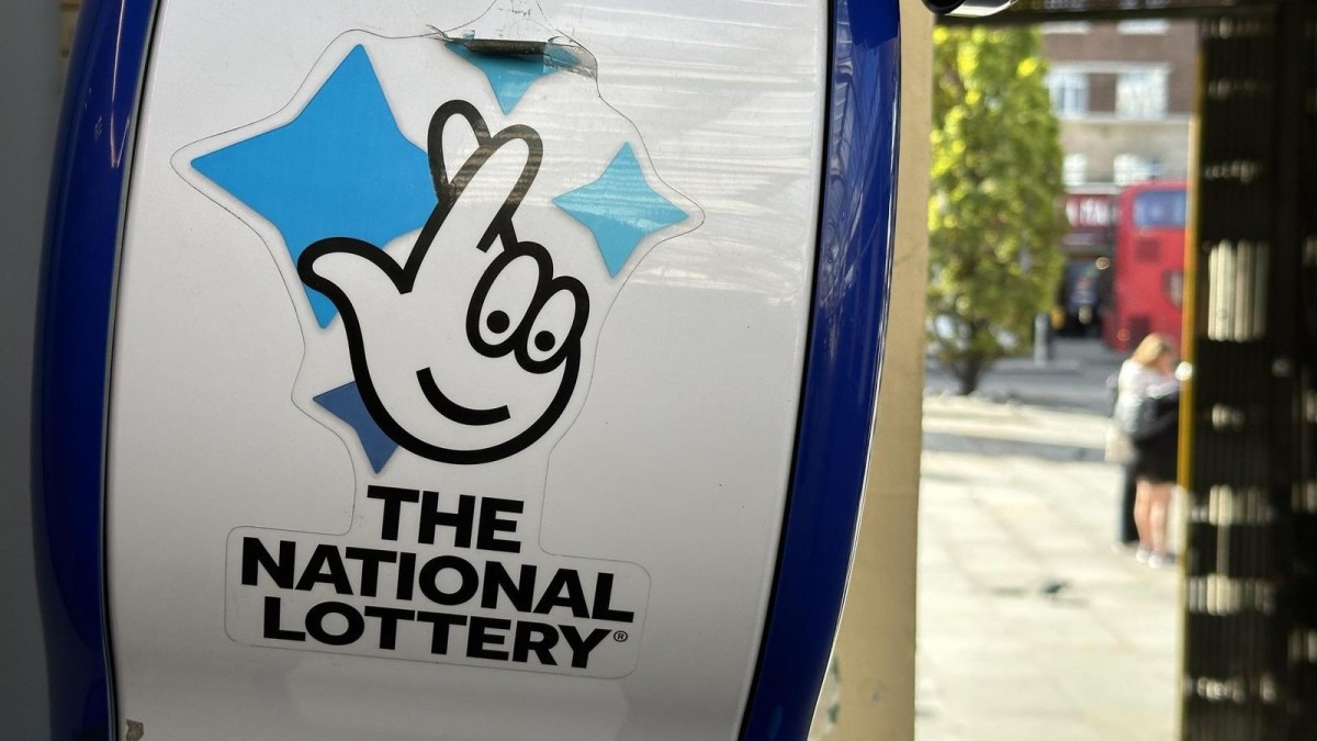 Logo der National Lottery an einem Kiosk in London (Archivfoto).