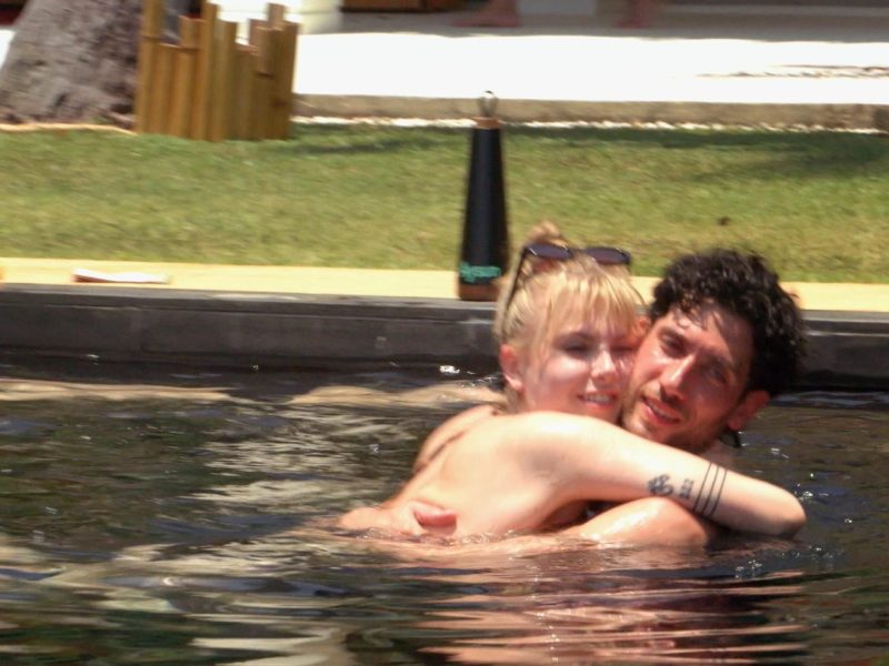 Kandidat Ferry und Kandidatin Emma Arm in Arm bei ,,Die Bachelorette
