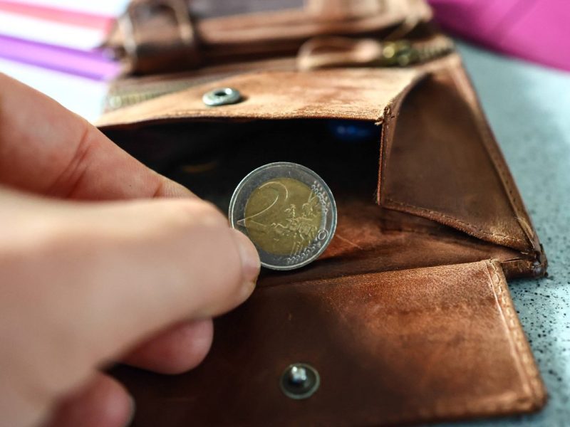 Zwei-Euro-Münze im Portemonnaie