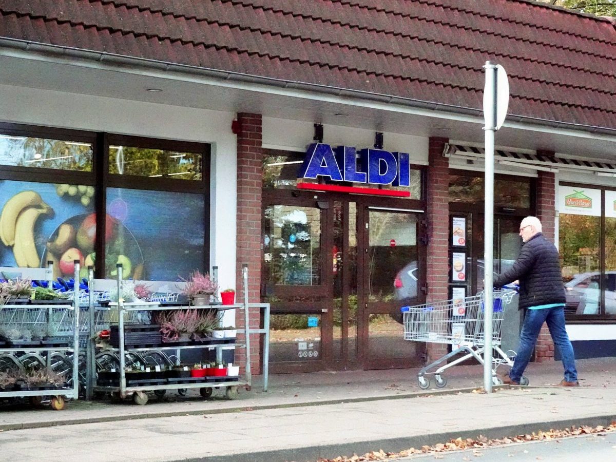 Aldi-Kunde erledigt Einkauf – was er kurz danach in seinem Briefkasten findet, macht ihn rasend