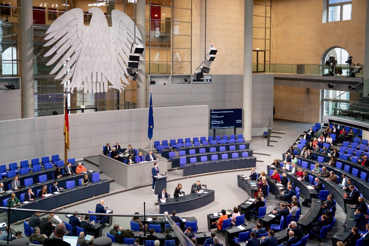 Empörung im Bundestag bei der Opposition.