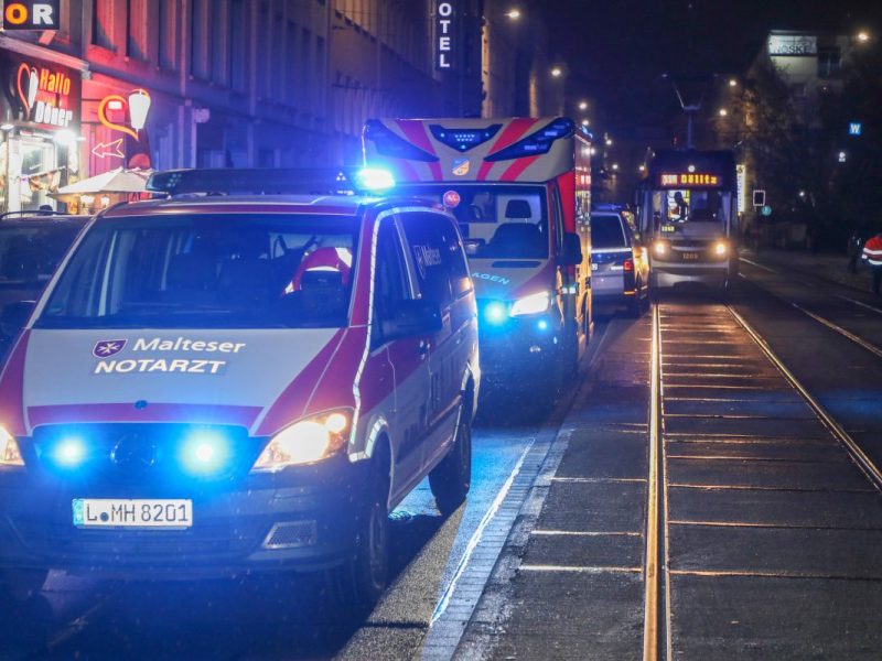 Essen: Auto kracht in Straßenbahn ++ Frau steckt verletzt fest