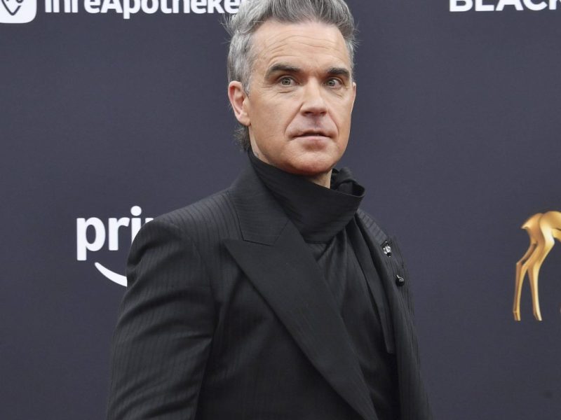 Robbie Williams ; Queen Elizabeth II.
