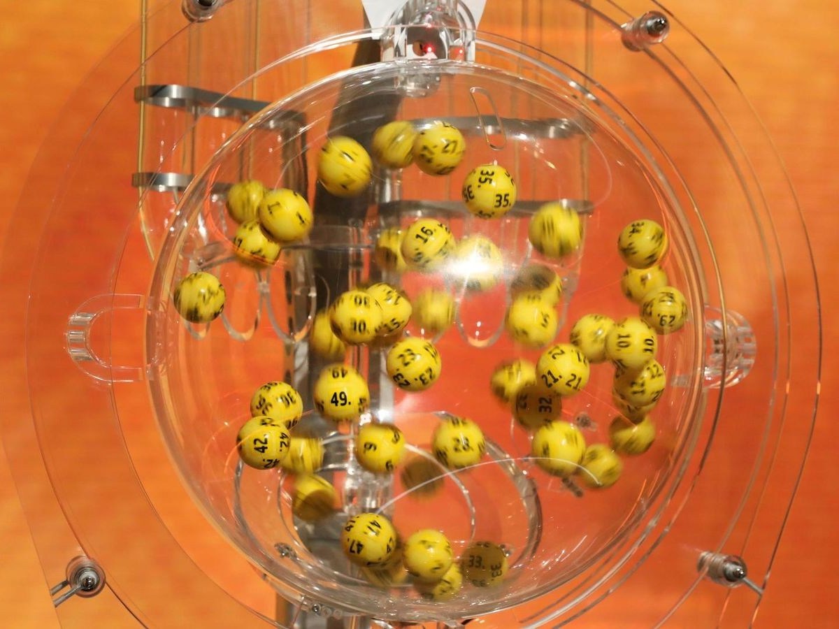 Nach 18 Ziehungen konnte der mit 120 Millionen gefüllte Eurojackpot geknackt werden. Ein Spielteilnehmer aus Nordrhein-Westfalen sowie ein Tipper aus Rheinland-Pfalz teilen sich den Gewinn und erhalten jeweils 60 Millionen Euro. In der zweiten Gewinnklasse wurde ein Glückspilz aus dem Raum Dortmund ebenfalls zum Multimillionär.