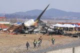 Südkorea: Feuerwehrleute und Rettungskräfte arbeiten an dem Wrack eines Flugzeugs auf dem internationalen Flughafen von Muan.