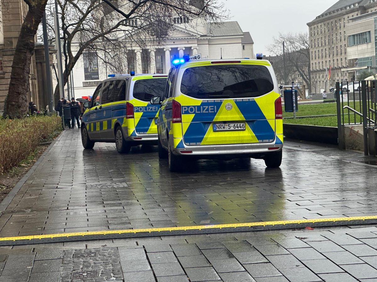 Einsatzfahrzeuge der Polizei in Duisburg vor dem Landgericht am KÃ¶nig-Heinrich-Platz.