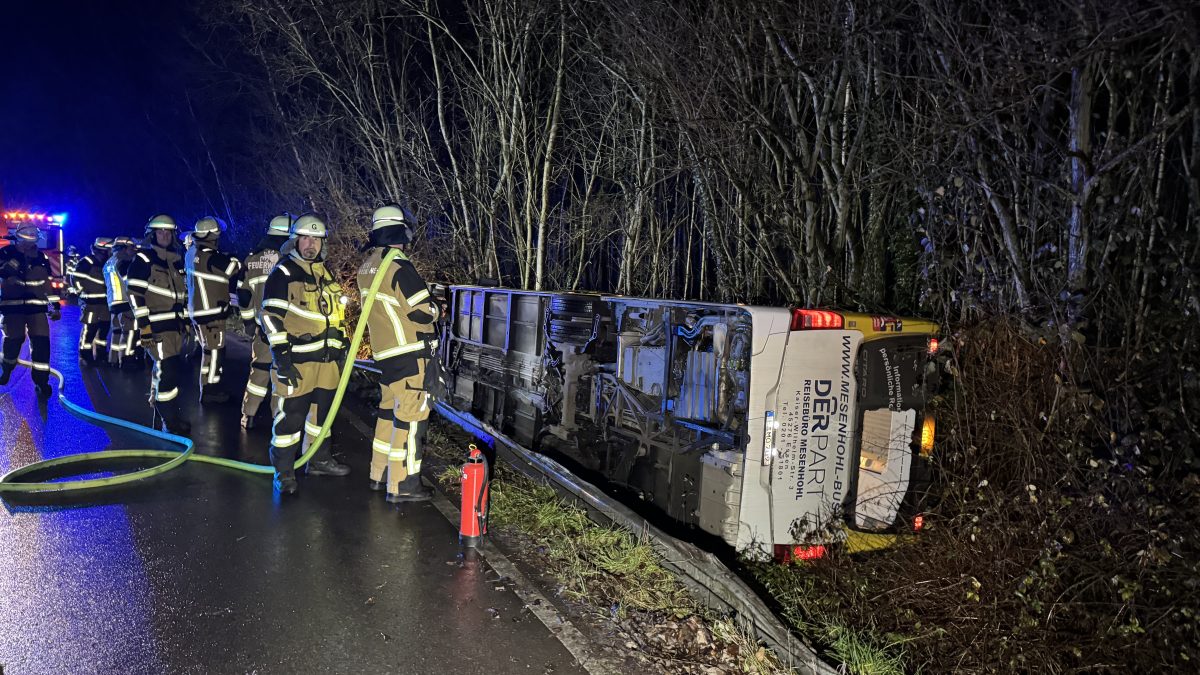 In Essen auf der KohlenstraÃŸe in ein Bus der Ruhrbahn auf die Seite gekippt.