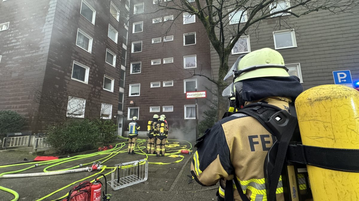 In Essen an der Geschwister-Scholl-Straße bekämpft die Feuerwehr einen Kellerbrand.