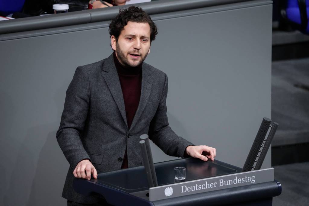 Felix Banaszak am Rednerpult im Deutschen Bundestag.