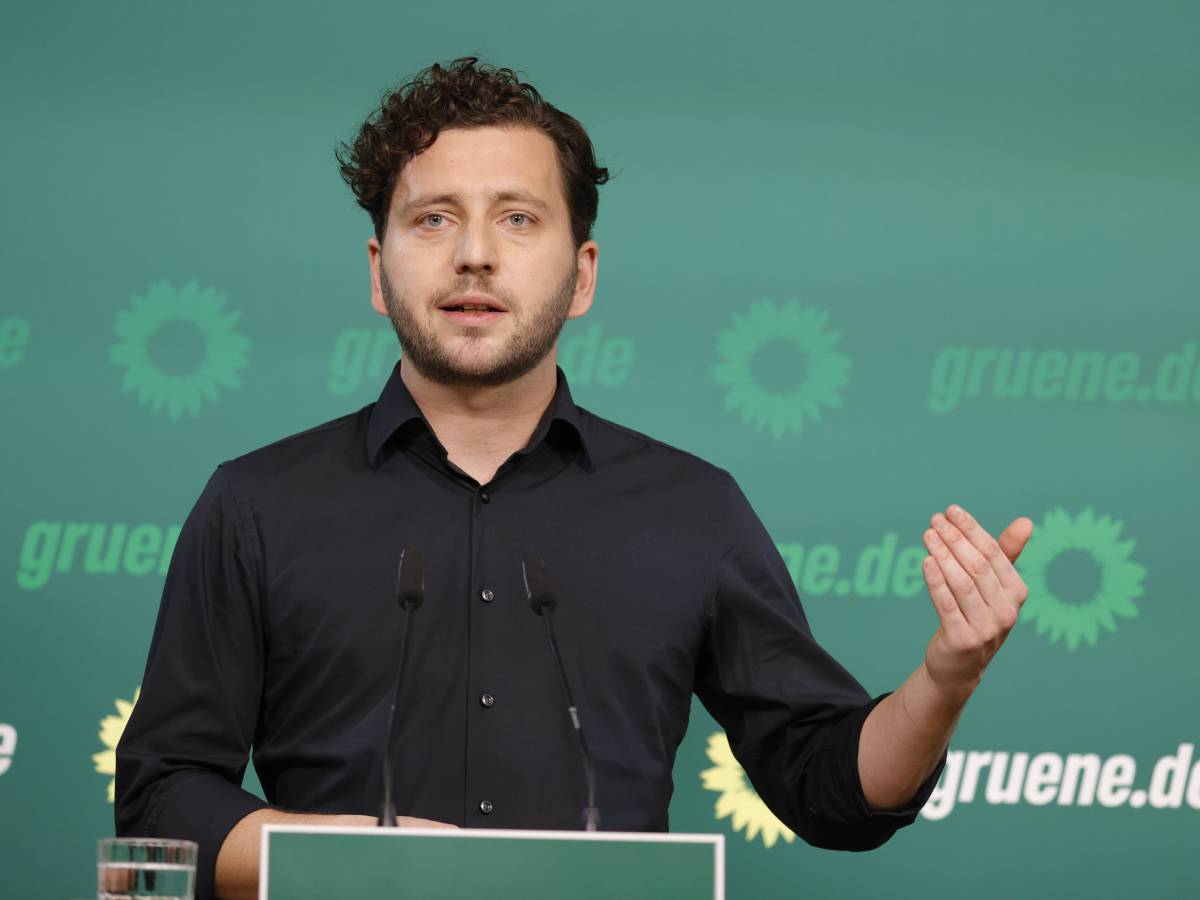 Felix Banaszak am Rednerpult vor Leinwand der Grünen