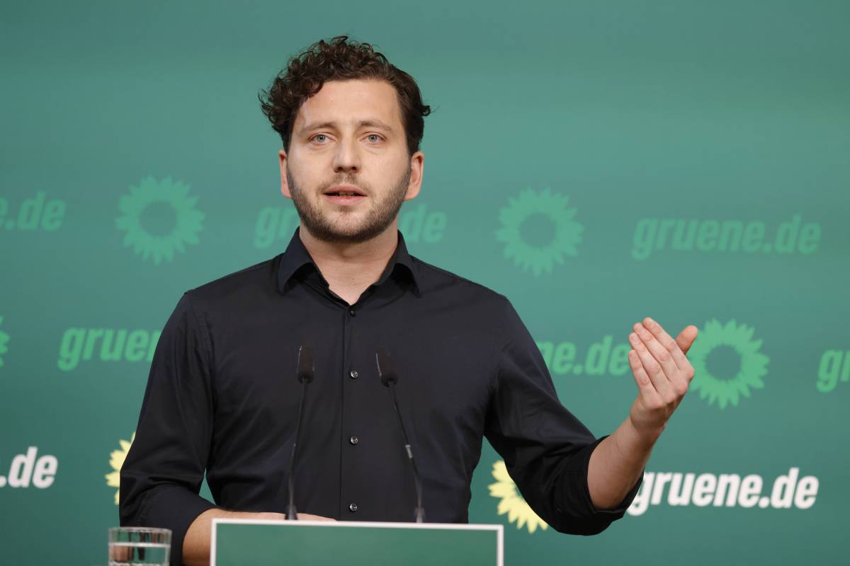 Felix Banaszak am Rednerpult vor Leinwand der Grünen