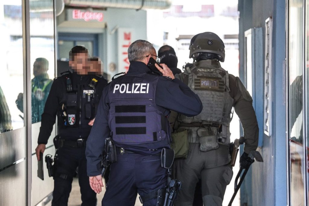 SEK der Polizei am Einsatzort in Hagen.