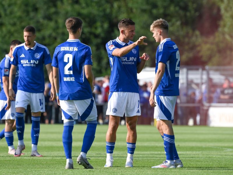 Die Bosse des FC Schalke 04 haben den Plan um ein Top-Talent des Klubs wohl über den Haufen geworfen. Wie geht es nun mit ihm weiter?