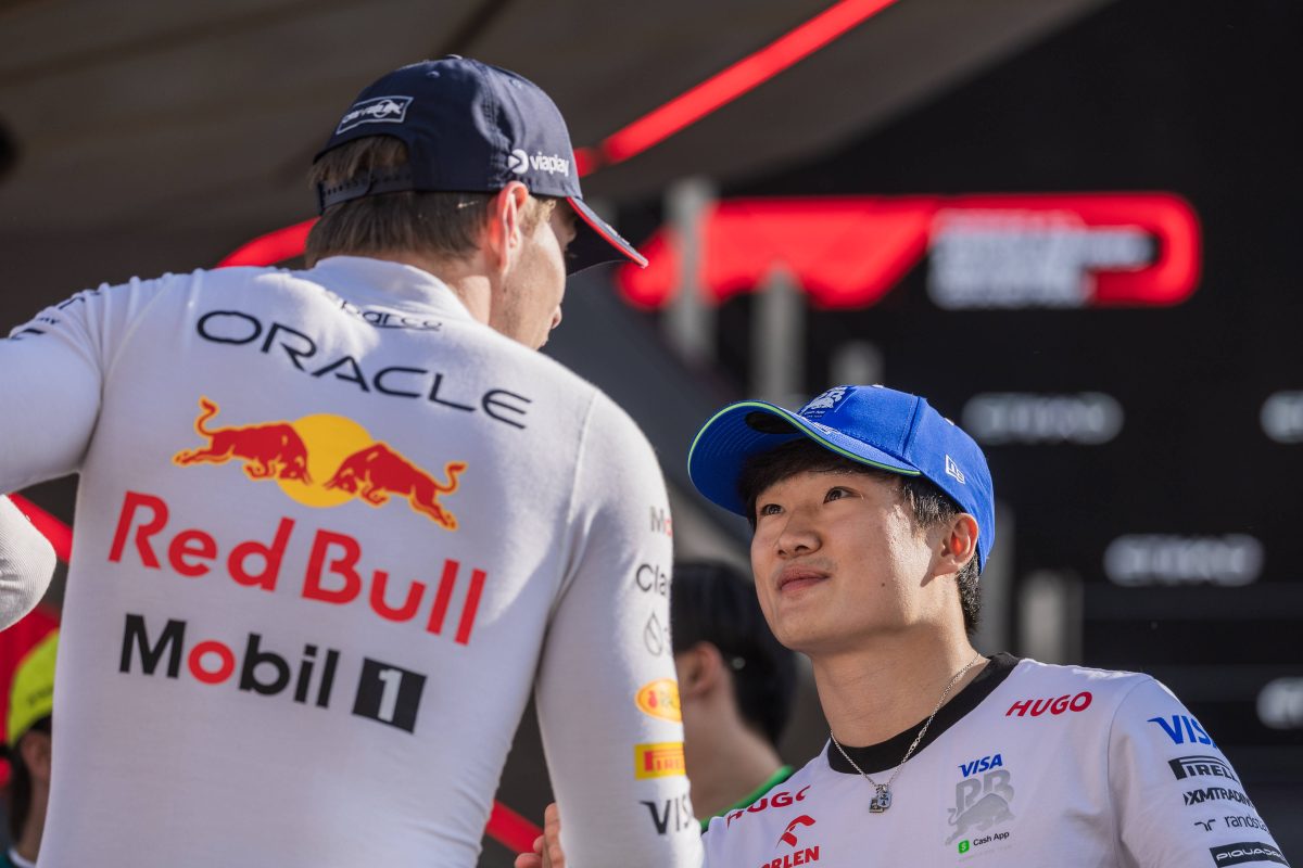 In der Formel 1 bald vereint? Yuki Tsunoda schaut zu Max Verstappen auf.