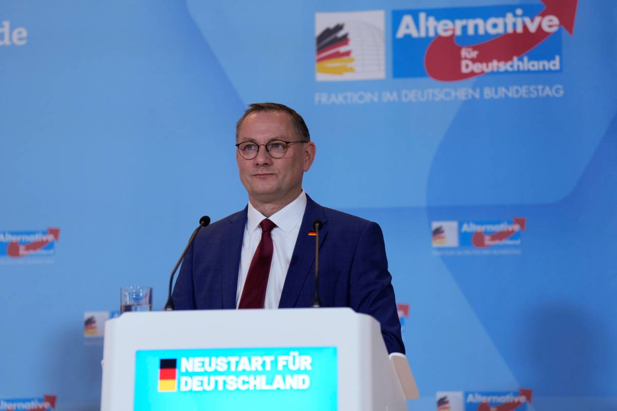 Tino Chrupalla vor AfD-Banner am Rednerpult.