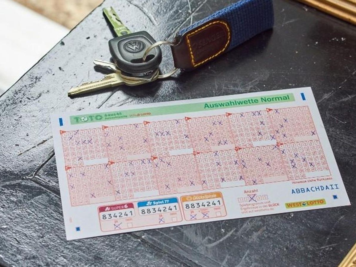 Bei der TOTO 6aus45 Auswahlwette geht es ums Unentschieden – je mehr Tore dabei fallen, desto besser. Dazu werden aus 45 festgelegten Spielpaarungen die sechs ausgewählt, die mit den höchsten Unentschieden enden.
