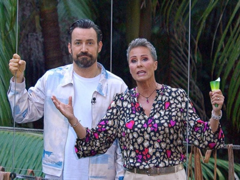 Das Dschungelcamp nähert sich von Tag zu Tag dem Endspurt. Jetzt verkünden Sonja Zietlow und Jan Köppen den ersten Exit.